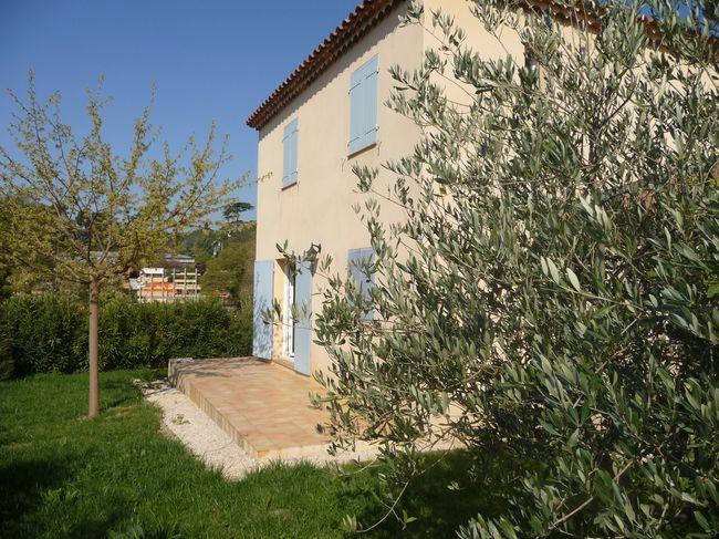 Location VILLA T4 MARSEILLE 11EME LA TREILLE DANS LOTISSEMENT FERME  RECENT - TERRASSE - GARAGE - DOUBLE VITRAGE